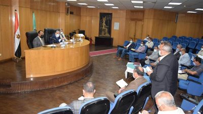 محافظ المنيا يشدد على رؤساء المدن بالمتابعة والصيانة الدورية للطرق ورفع كفاءة الإنارة 