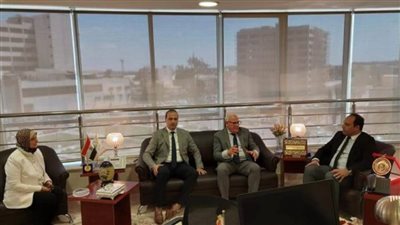 محافظ بورسعيد يزور مجمع هيئات التأمين الصحى الشامل ويلتقى رئيس هيئة الرعاية الصحية