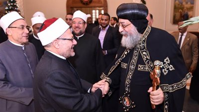 بقرار تجديد الثقة..البابا تواضروس الثاني يهنئ مفتي الجمهورية  