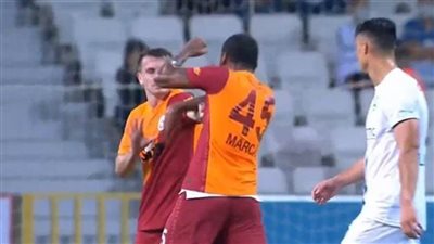 عجائب كرة القدم.. مشادة في فريق واحد والحكم يتدخل 