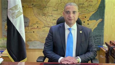 محافظ الفيوم يهنئ الحاصلة على المركز الثالث على الجمهورية بالثانوية العامة