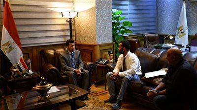 وزير الرياضة يبحث مع السباح عمر حجازي استعداداته لتسجيل رقم قياسي عالمي