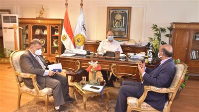 مساعد وزير الري يلتقى محافظ أسيوط لبحث خطة الوزارة للتحول إلى نظم الري الحديث وتأهيل المساقي  