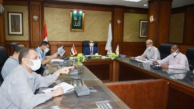 نائب محافظ سوهاج يجتمع باللجنة الفنية لمتابعة المراكز التكنولوجية لخدمة المواطنين