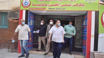 محافظ أسيوط يتابع انتظام تلقي المواطنين للقاح كورونا بالمركز الصحي الحضري بالوليدية