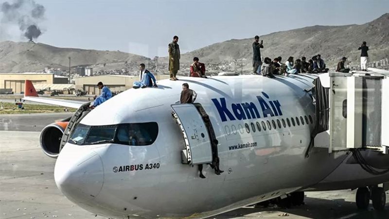 أفغان يتسلقون احدى