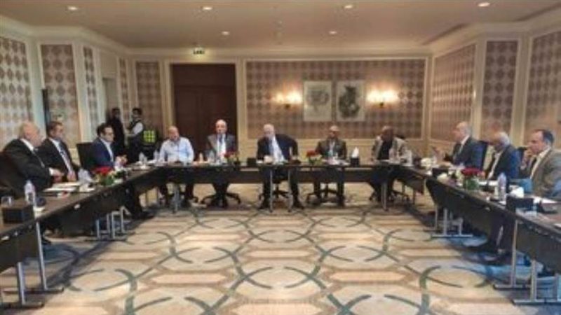 جانب من اجتماع محافظ