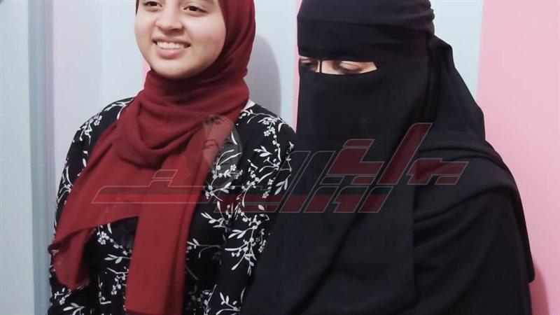 الطالبة مع والدتها