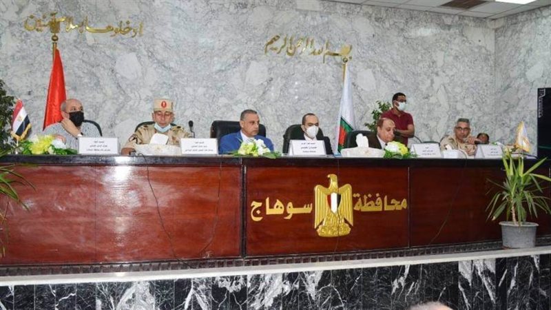 محافظ سوهاج ومساعد