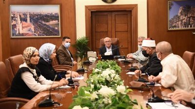 محافظ بورسعيد يناقش آليات تطوير منظومة التغذية المدرسية