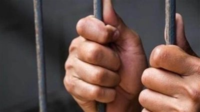 حبس صاحب محل مواد غذائية بتهمة الاتجار في العملة بالإسكندرية