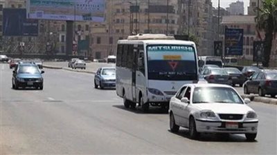 عودة حركة المرور لطبيعتها عقب إزالة آثار كسر ماسورة مياه بالقاهرة الجديدة