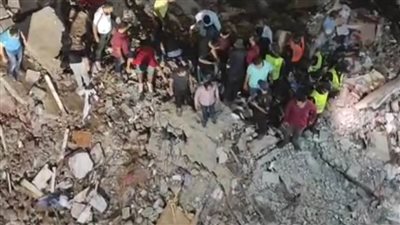 إنقاذ أحد المفقودين تحت أنقاض العقار المنهار بدمنهور