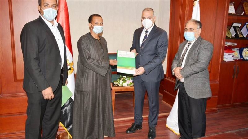 محافظ سوهاج يسلم