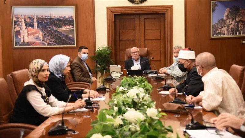 محافظ بورسعيد يناقش