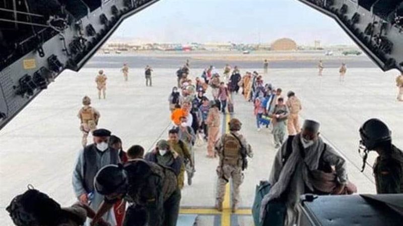 الأفغان يهربون