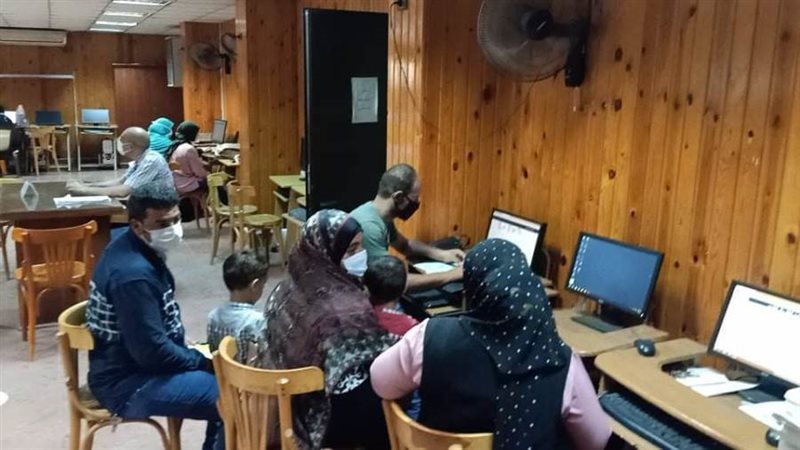 توافد الطلاب لتسجيل