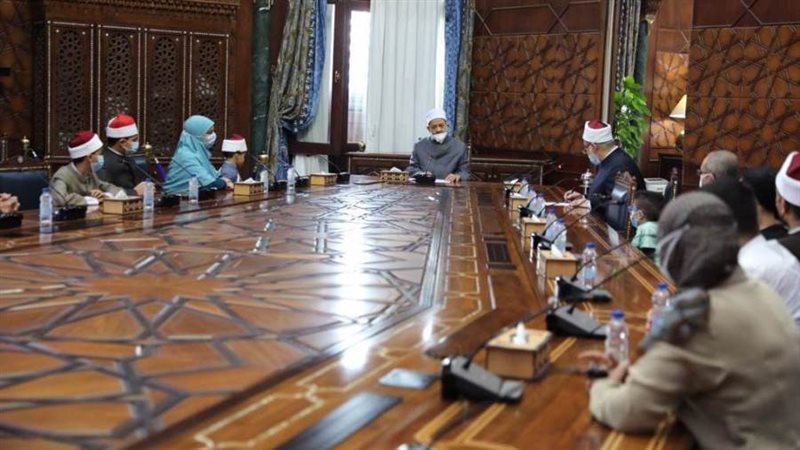 الإمام الأكبر يكرم