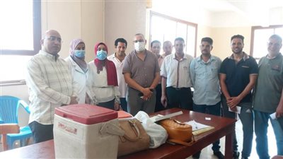فرق طبية لتطعيم العاملين بالوحدة المحلية لحي غرب أسيوط ضد فيروس كورونا 