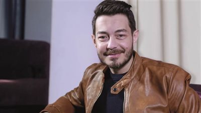 أحمد زاهر وهنادي مهنا يحمسان الجمهور لمسلسل «ورا كل باب»