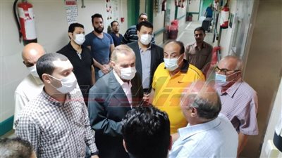 محافظ كفر الشيخ ونائبه يطمئنان على سيدتين مصابتين لسقوطهما من بلكونة منزل