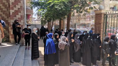 وصول جثمان والدة أحمد حسن إلى مسجد السلام بمغاغه لصلاة الجنازة