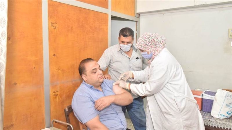 جانب من تلقي اللقاح