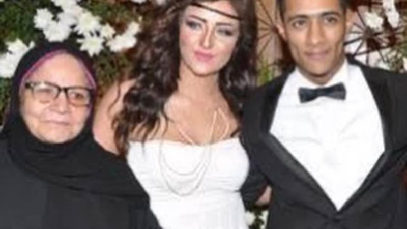 محمد رمضان مع حماته