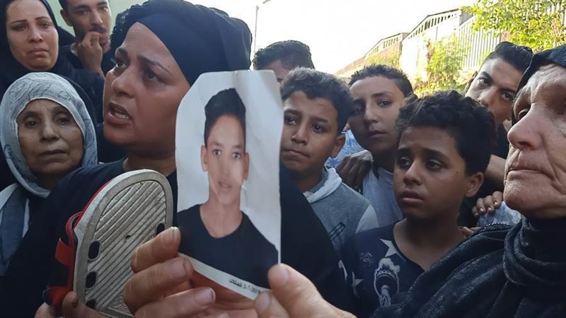 والدة وأسرة شهيد