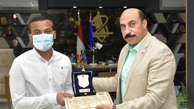 محافظ أسوان يكرم الطالب الثالث على مستوى الجمهورية في الثانوية الأزهرية
