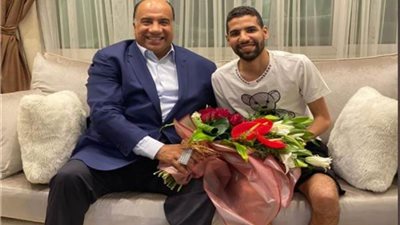 رئيس نادى الاتحاد السكندرى يزور مؤمن زكريا في منزله