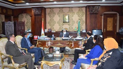 محافظ المنيا يبحث مع وفد هيئة إنقاذ الطفولة الدولية تنفيذ مشروعي الصداقة وقرية متعلمة