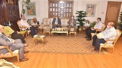 محافظ أسيوط يلتقي رئيس شركة 