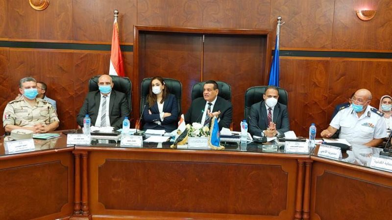 محافظ البحيرة خلال