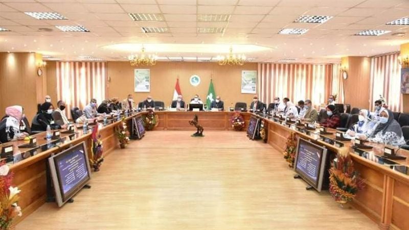 محافظ الشرقية خلال