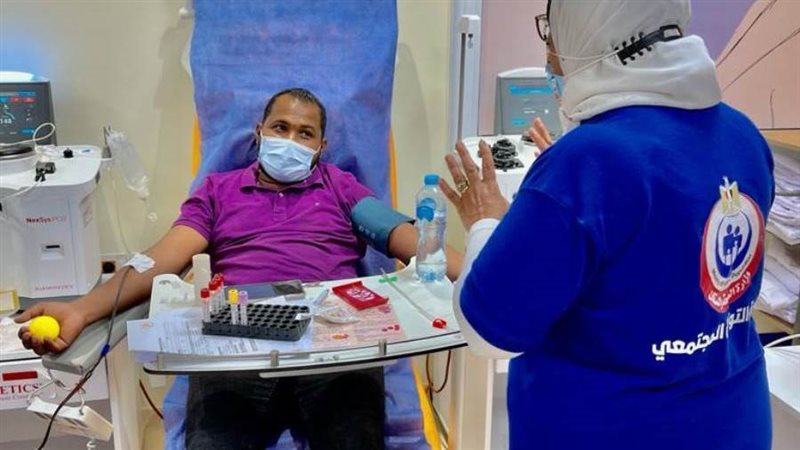 مواطن يتبرع بالبلازما