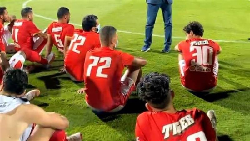 محمود الخطيب مع اللاعبين