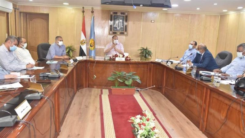 محافظ أسيوط يجتمع