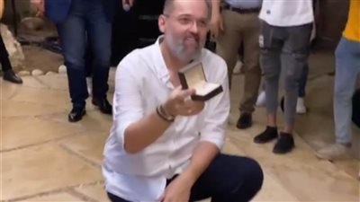 نجل محمود عبد العزيز يجلس على ركبتيه ويطلب يد حبيبته للزواج