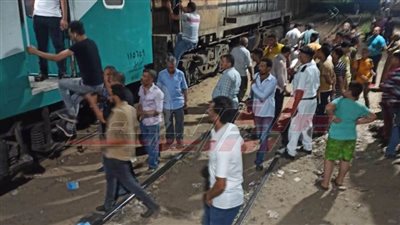 بالصور.. تفاصيل خروج جرار وعربيتى ركاب بمحطة القناطر الخيرية 