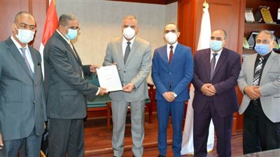 محافظ سوهاج  يسلم  منحة قرض لمشروعات صغيرة بقيمة مليون جنيه لدعم المراة