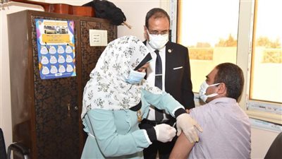 جامعة سوهاج  تبدأ حملة التطعيم ضد فيروس كورونا للعاملين بها 