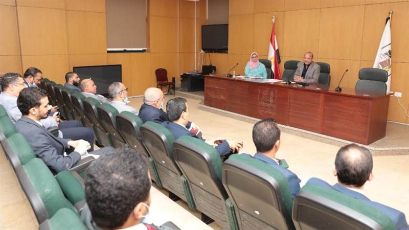 المحافظ خلال لقاءه