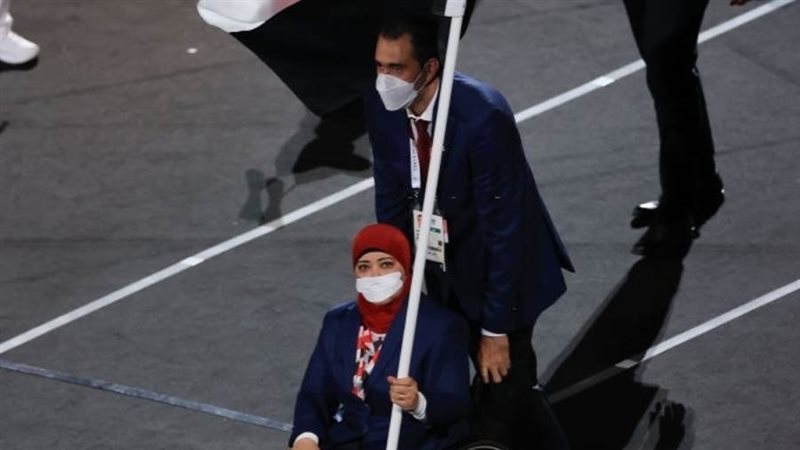 فاطمة عمر خلال رفعها