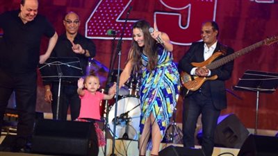 جنات تصطحب طفلتها على مسرح حفلها بمحكى القلعة