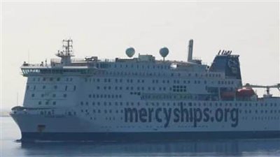 عاجل| أكبر مستشفى عائم في العالم يعبر قناة السويس