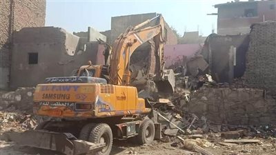 القاهرة تواصل إزالة عزبة أبو قرن