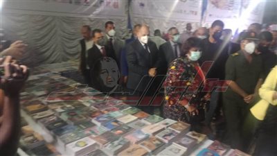 وزيرة الثقافة ومحافظ أسيوط يتفقدان معرض نتاج الورش الفنية بمبادرة 