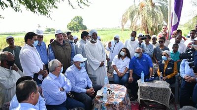 وزير الزراعة ومحافظ الأقصر يتفقدان عددًا من أنشطة مشروعات التنمية الشاملة