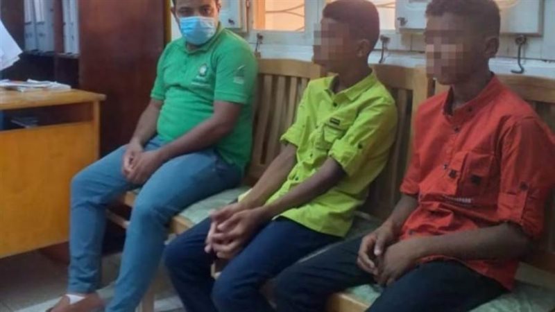 الطفلين مع فريق أطفال